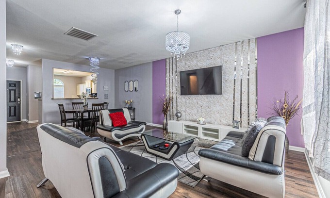 Dallas House | DFW Oasis! Near Reunion Tower - Great for Groups!