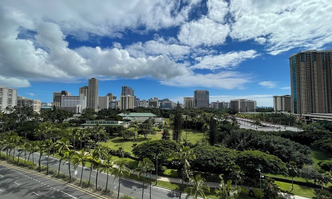Waikiki Condo | Diamond Head and Ocean Views! 2BR/2BA + Parking Condo in Waikiki