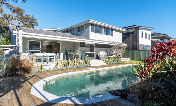 Budgewoi House | Diamond Head Manor - Pool, Water Views, Central