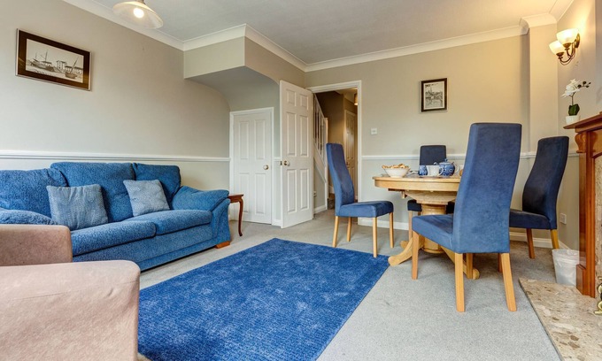 North Moreton Apartment | Didcot White House | Oxfordshire Holiday Let | 2 Beds & Sleeps 4