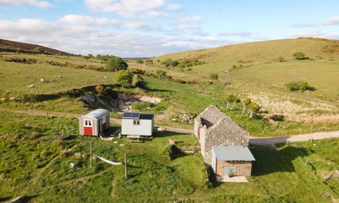St. Neot Cabin | 'Diddylake' A pair of shepherd huts in the wild.