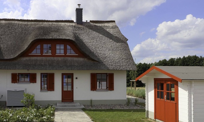 Stove House | Dieses Wunderschöne Reetdachhaus "wiesenkieker" mit Blick in die Unverbaute Natur Lädt zum Verweilen ein