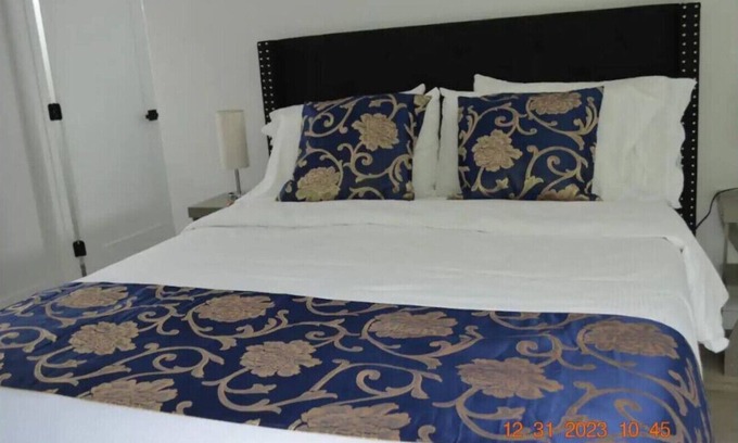 Dimond House | Dimond Abode; Modern Family Vacation Rental in Oakland | Steps from Markets & Cafés