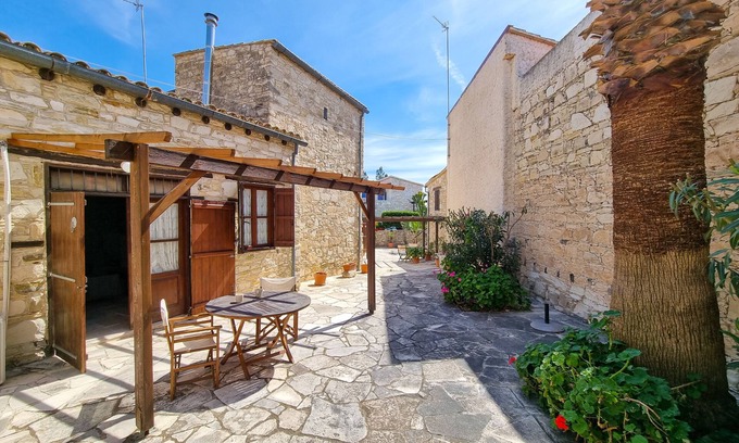 Skarinou Apartment | Dionysus Vineyard Studio