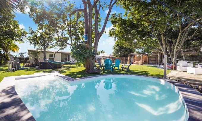 Miami Gardens Villa | Dior Lake Front Villa With Infinity Pool & Hot Tub