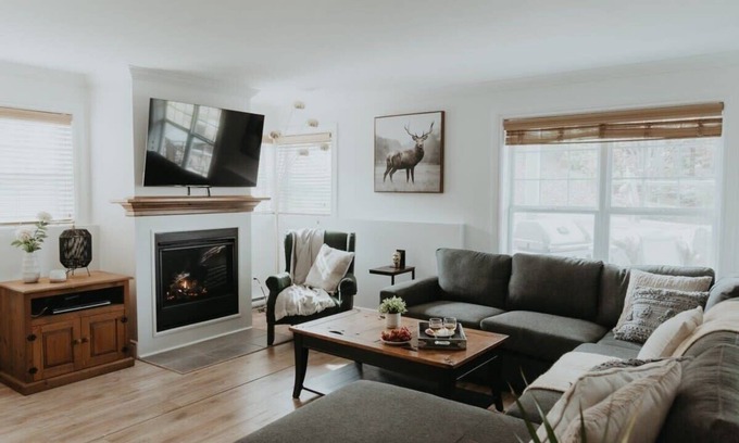 Saint-Faustin-Lac-Carre Apartment | Direct access to hiking, beach & pool at Mont-Blanc