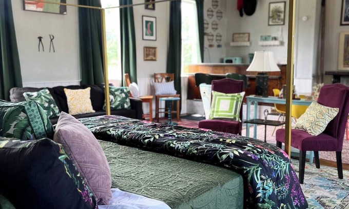 East Haven House | ‘Dirt Church’ Brewery charming church, pet-friendly! Close to biking & skiing!