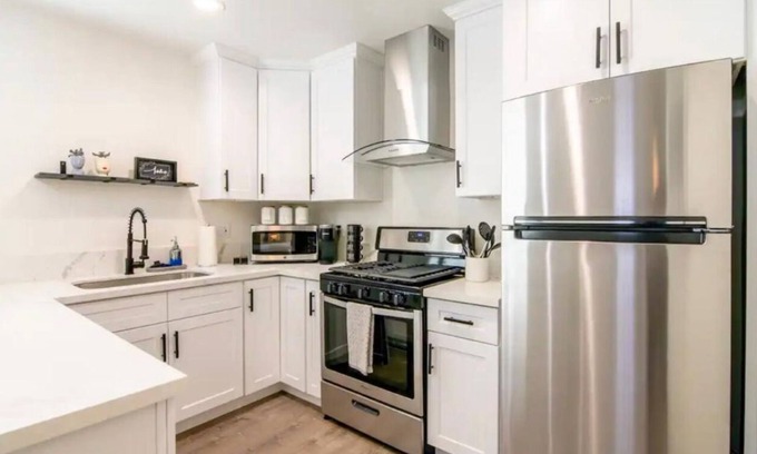 Granada Hills South Apartment | Discover a beautiful studio for rent in the heart of the valley.
