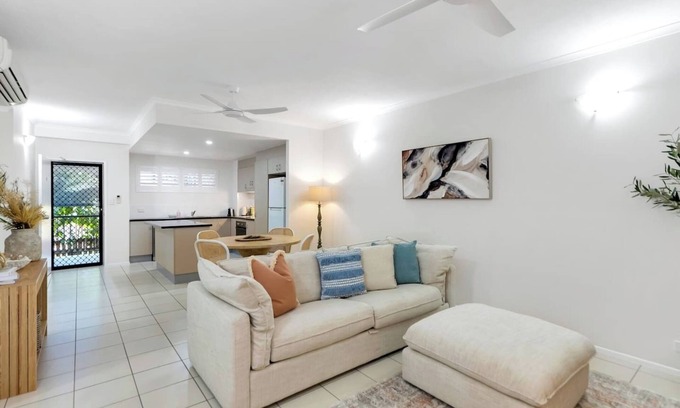 Parramatta Park Apartment | Discover a Stylish and Tranquil Haven by the Pool