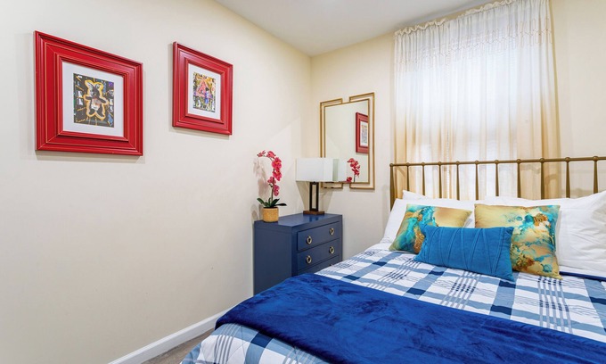 New Rochelle Apartment | Discover fun at NYC 30min drive stay at our cozy 2bed apartment in New Rochelle
