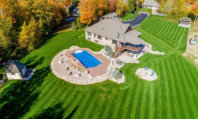 Trent Lakes House | Discover Tranquility: Luxurious 7-Bedroom Lakeside Resort Home in Kawartha