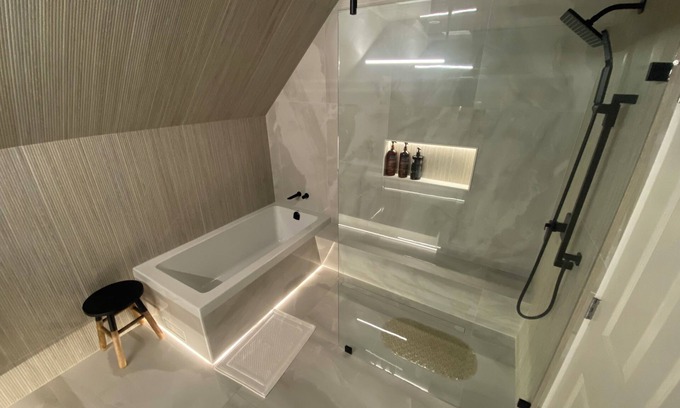 North End House | Discovery Bay, Townhouse 2.nExecutive, Premier, Luxury Lakeside Vacation Rental.