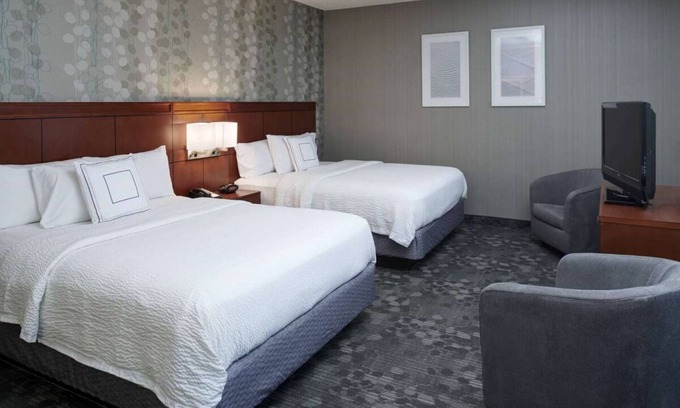 Brookfield Hotel | Discovery World Tour! 2 Relaxing Units, Indoor Swimming Pool, Pets Allowed!