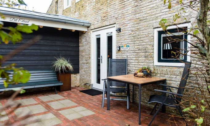 Ameland Apartment | Dit Eiland is a modern studio on the edge of the village Hollum.