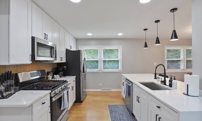 Darien House | Divine - 3 King Beds!