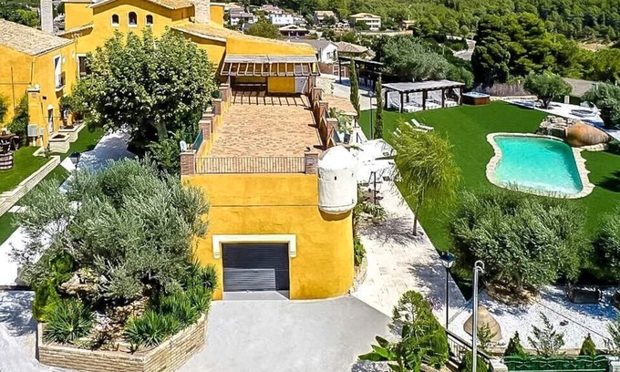 Can Trabal Villa | Divine and Delightful for 24 guests 12km to Sitges