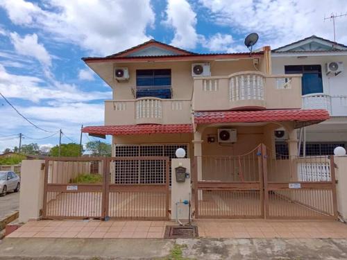 Air Puteh House | DIY 4BR Home Behind TMG Air Putih, 16 Guests
