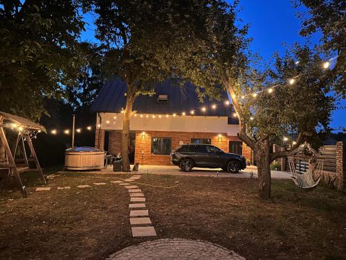 Moldovenesti House | Dock Cottage House