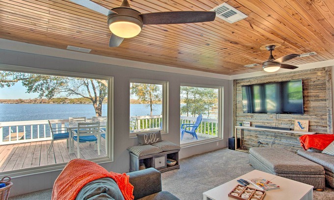 Enchanted Oaks House | Dock & Fire Pit: Lakefront Cedar Creek Home!