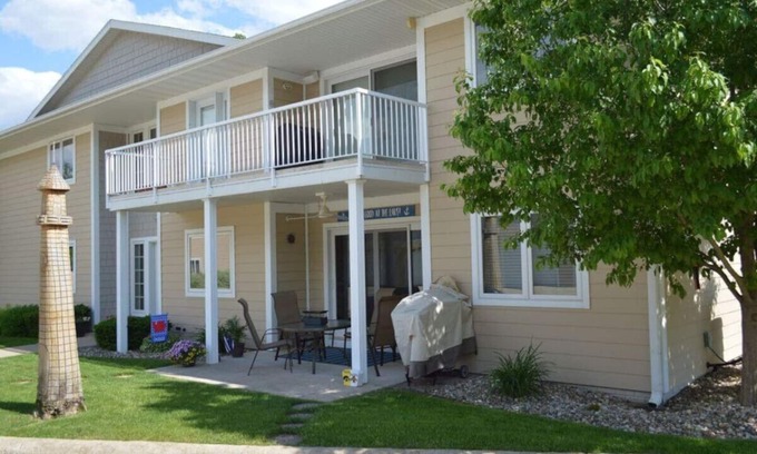 Arnolds Park Condo | Dock Holiday on Upper Gar Lake with Outdoor Pool