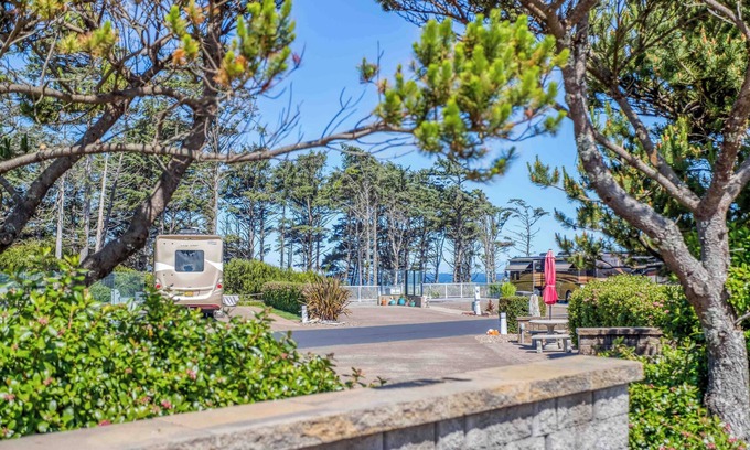 Agate Beach RV Rental | Dog Friendly, Available with 50AMP, 30AMP, Water and Sewer hook up's, WiFi