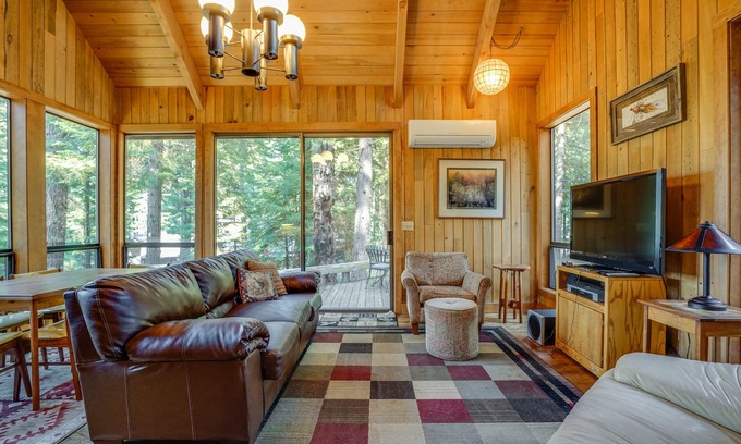 Black Butte Ranch Cabin | Dog-friendly cabin with deck, mountain views, pools, & hot tubs