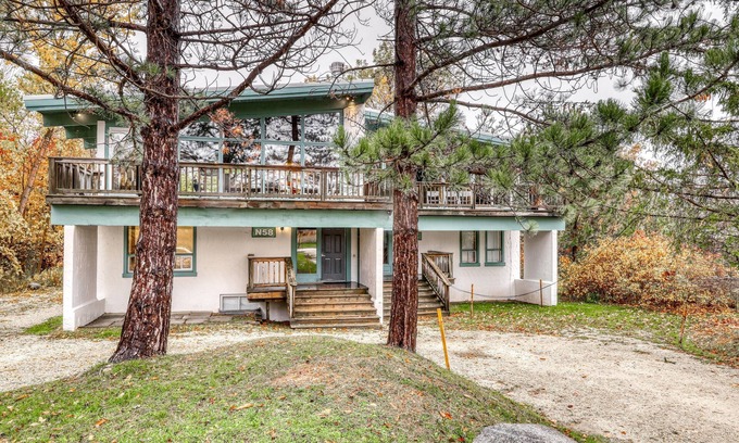 The Blue Mountains Ski Chalet | Dog-friendly lodge w/ a full kitchen, fireplace, dry sauna, & furnished deck