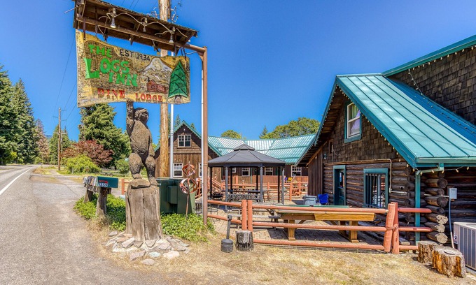 White Salmon Cabin | Dog-friendly cabins with partial ACs, courtyard access, mtn/valley views, & WiFi