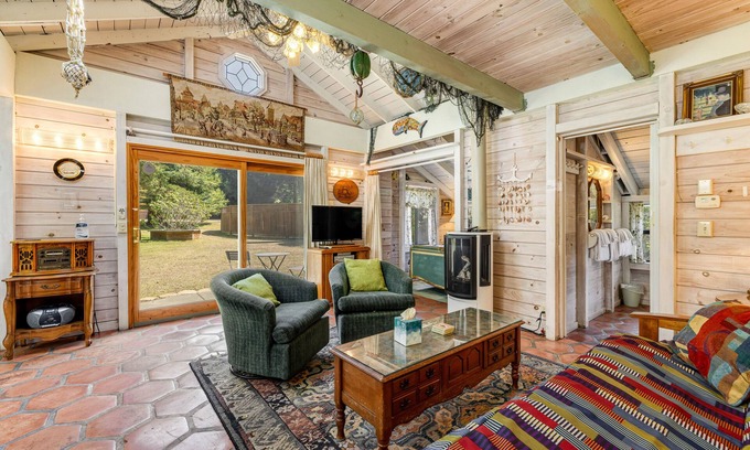 Inglenook Cabin | Dog-friendly cabin with park & beach access - fireplace & firepit