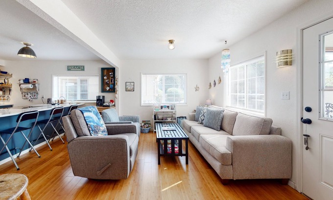 Winchester Bay House | Dog-friendly coastal-themed home with a full kitchen & washer/dryer