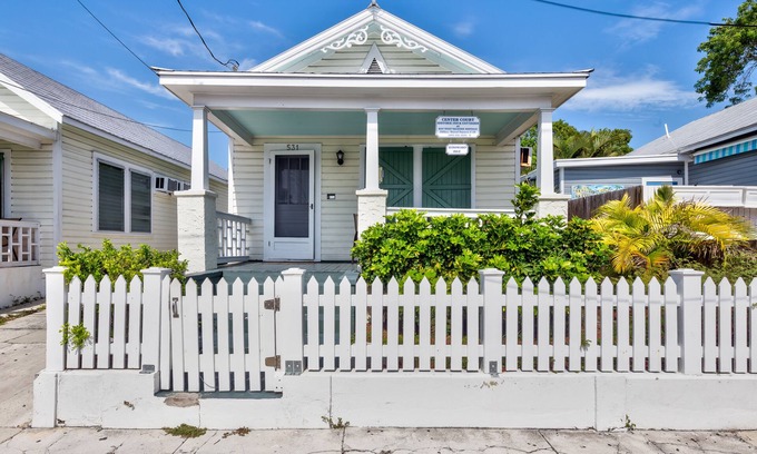 Old Town Cabin | Dog-Friendly Cottage with Private Hot Tub & Garden - Great Downtown Location