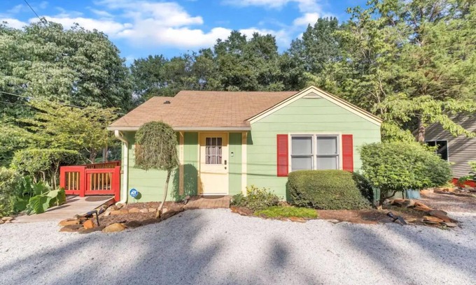 Toccoa Cottage | Dog Friendly Cozy Cottage Stay + Hot Tub & Hammock