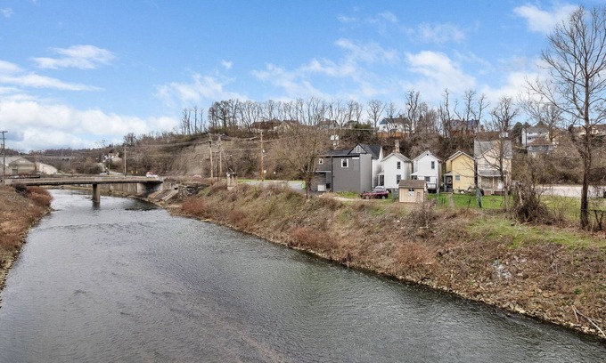 Carnegie House | Dog Friendly Creek-Side Getaway