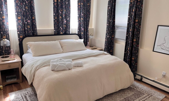 Historic Hill Apartment | Dog-friendly Downtown Newport Apartment