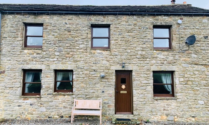 Fremington Cottage | Dog friendly holiday home for 4 people, breath taking scenery, WiFi & only a short walk to the pub.