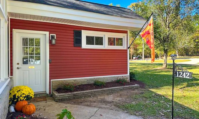 Lancaster House | Dog friendly home on Cedar Pines Lake/close to downtown Lancaster