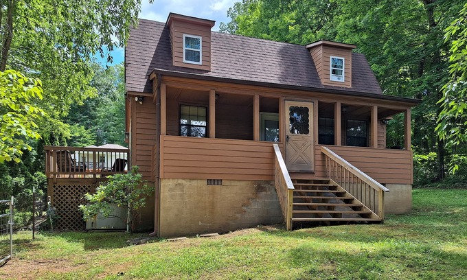 Andersonville House | Dog-friendly home w/free attraction tickets, a large deck, & private parking