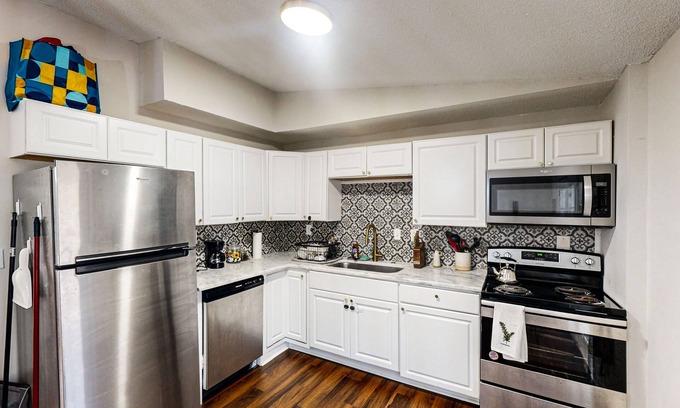 Harbison House | Dog-friendly home with backyard, hammock, close to shopping and dining