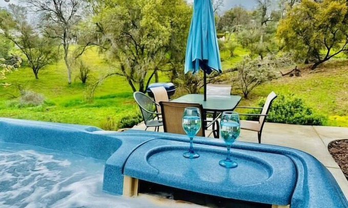 Yosemite Lakes House | Dog Friendly/Hot Tub/Lighthouse Suite/sleeps 4