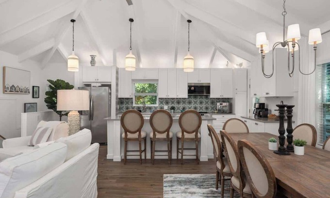 Southern Shores House | Dog Friendly, Hot Tub, Walk to Beach!