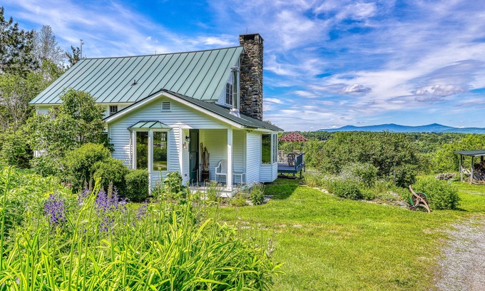 Mount Holly House | Dog-friendly house with picturesque mountain view & near skiing - close to Okemo