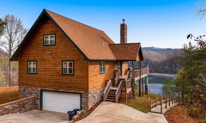 New Tazewell House | Dog-friendly lakefront house with hot tub, central AC, & mountain view
