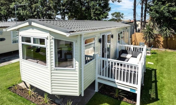 Prestatyn House | Dog Friendly* Lovely Caravan by the Beach at Lyon’s Lido Beach Prestatyn