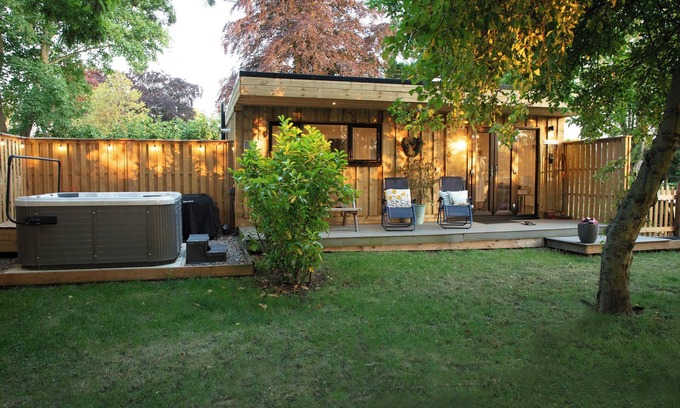 Toppesfield Cabin | Dog-Friendly Luxury Lodge: Retreat from City to Country Bliss with Hot Tub