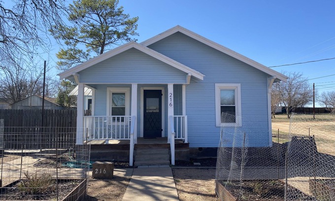 Mason House | Dog friendly NON SMOKING Cottage 1 block from Town Square
