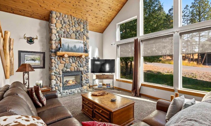Ronald House | Dog-Friendly Ronald Vacation Rental Cabin!