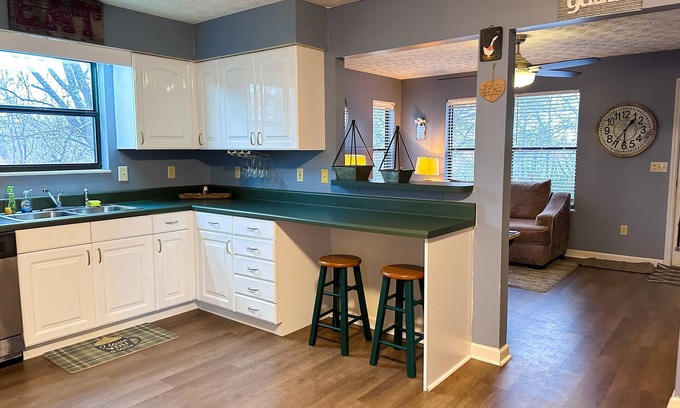 Pigeon Forge Cabin | Dog-friendly three-story retreat with hot tub, washer/dryer, & central AC