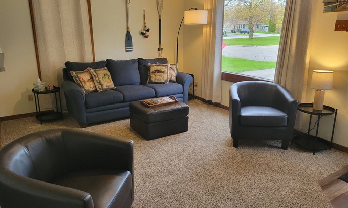 Sturgeon Bay House | Dog Friendly w/Fenced-In Backyard. Close to Downtown in Quiet Neighborhood