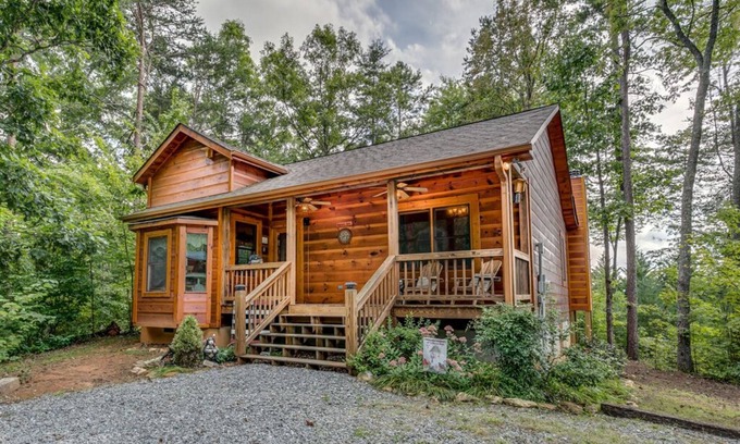 Morganton Cabin | Dogwood Cabin | Hot Tub | Outdoor Fireplace | Grill