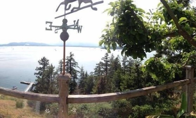 Salt Spring Island Cottage | Dogwood Cottage Romantic Getaway & Family Friendly 1000 sq.ft. Patio & Hot Tub